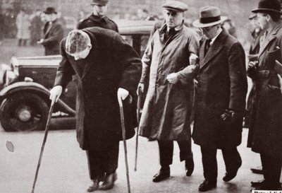 Minder mobiele mensen vermijden de menigte buiten Westminster Hall tijdens het opbaren van George V, 1936 door English Photographer